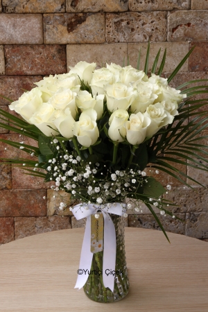21 White Roses in Vase